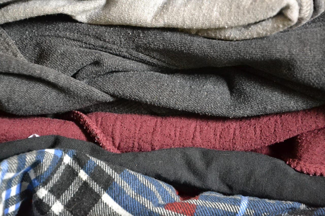 Ropa doblada lista para una colección